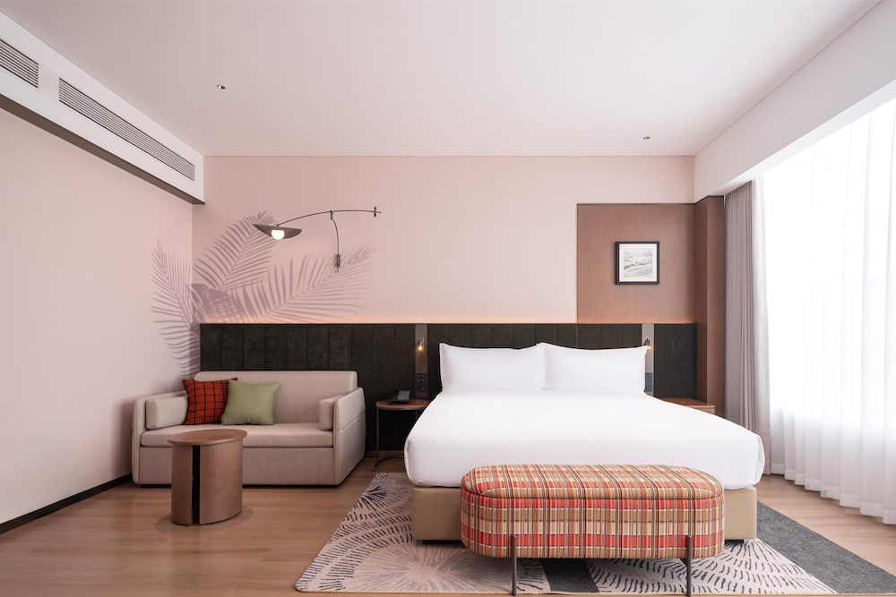 hilton garden inn xinyang east railway station