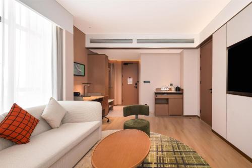 hilton garden inn xinyang east railway station