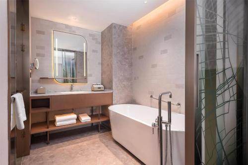 hilton garden inn xinyang east railway station