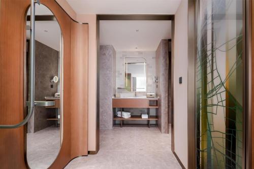 hilton garden inn xinyang east railway station