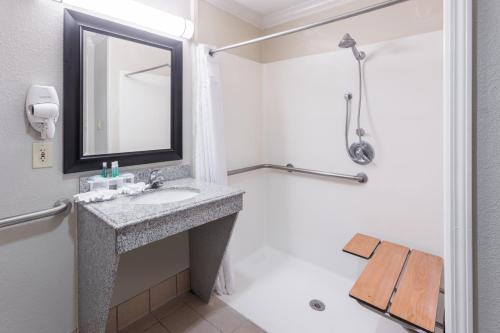 holiday inn express hotel and suites lake charles by ihg