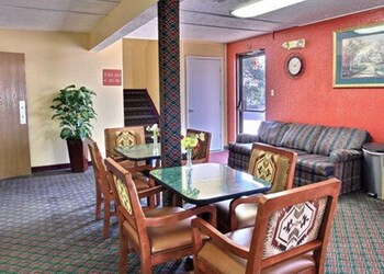 econo lodge lansing leavenworth