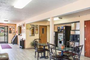 econo lodge lansing leavenworth
