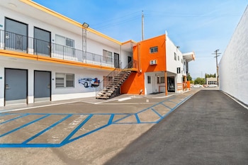 Rodeway Inn & Suites North Hollywood Burbank Airpo,,2 star