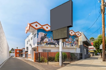 Rodeway Inn & Suites North Hollywood Burbank Airpo,,2 star