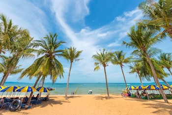 happy jomtien beachfront
