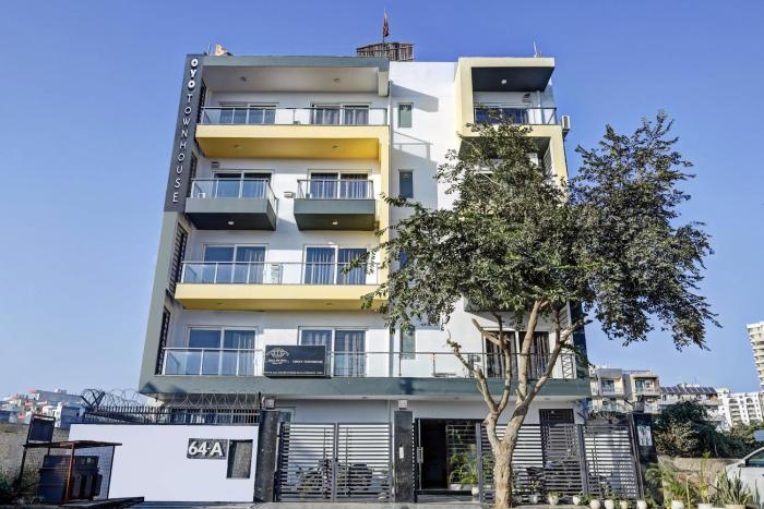 super townhouse tipsyy near bestech central square mall