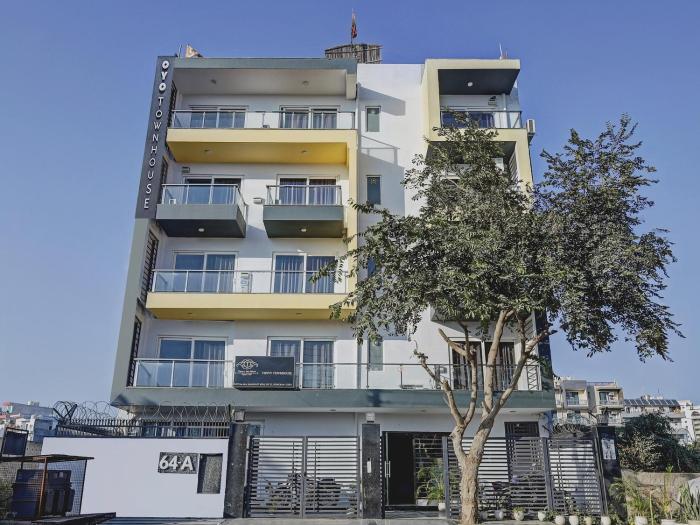 super townhouse tipsyy near bestech central square mall