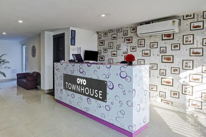 super townhouse tipsyy near bestech central square mall