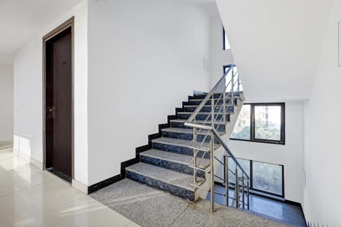 super townhouse tipsyy near bestech central square mall