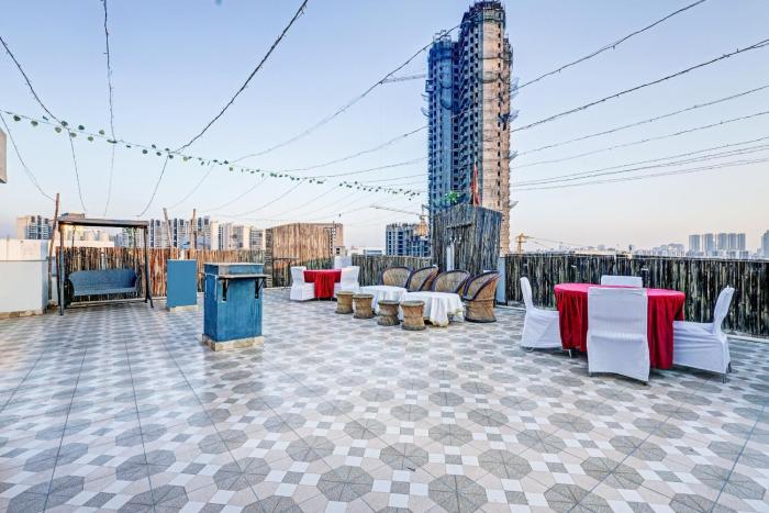 super townhouse tipsyy near bestech central square mall