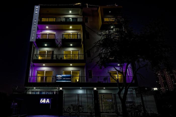 super townhouse tipsyy near bestech central square mall