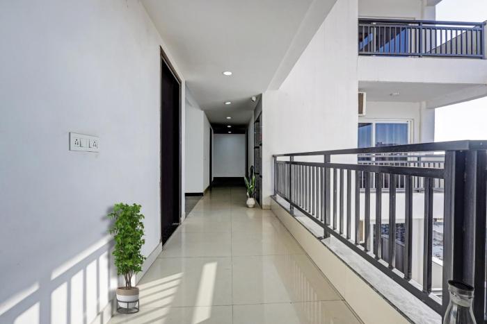 super townhouse tipsyy near bestech central square mall