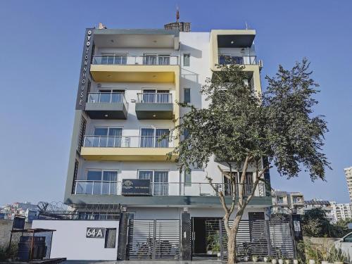 super townhouse tipsyy near bestech central square mall