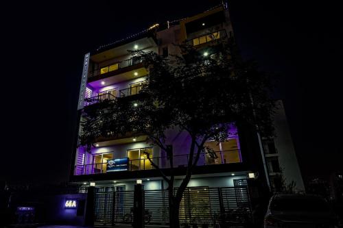 super townhouse tipsyy near bestech central square mall