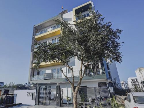 super townhouse tipsyy near bestech central square mall