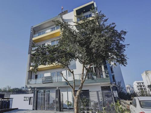 super townhouse tipsyy near bestech central square mall