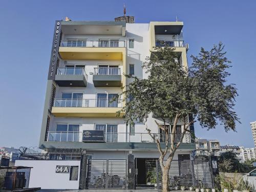 super townhouse tipsyy near bestech central square mall