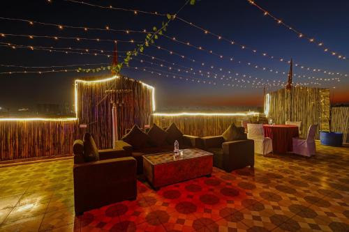 super townhouse tipsyy near bestech central square mall