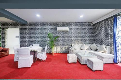 super townhouse tipsyy near bestech central square mall