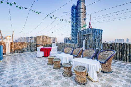 super townhouse tipsyy near bestech central square mall