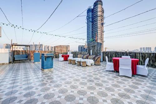 super townhouse tipsyy near bestech central square mall