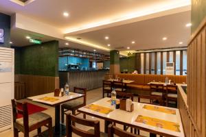 royal plaza glitz inn