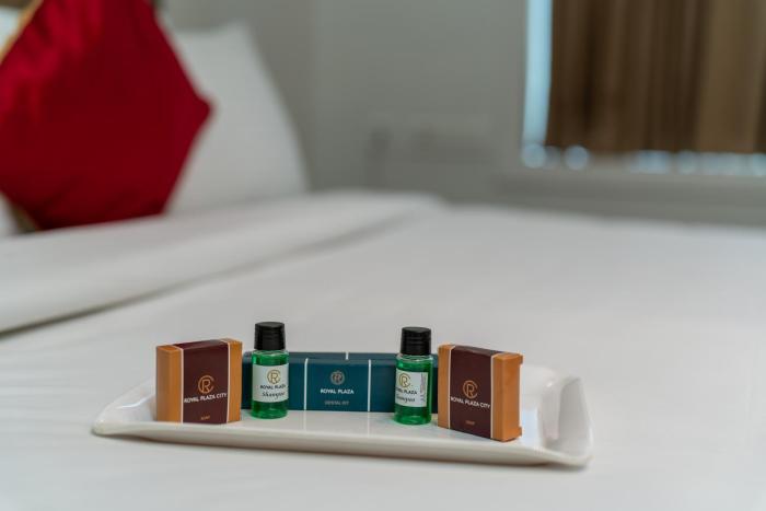 royal plaza glitz inn