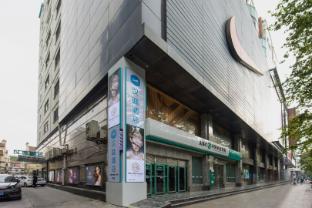 hanting hotel shanghai huaihai zhong road metro station