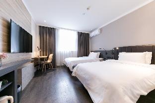 hanting hotel shanghai huaihai zhong road metro station