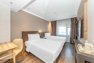 hanting hotel shanghai huaihai zhong road metro station