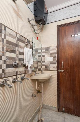 ugf cozy flats bnb 2 bhk flat near airport delhi