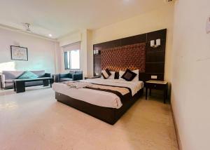 the metropolis guest house near rk ashram metro station