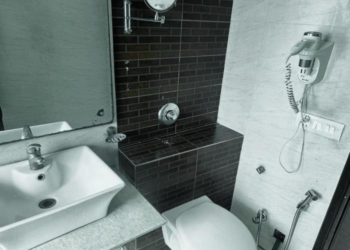 the metropolis guest house near rk ashram metro station