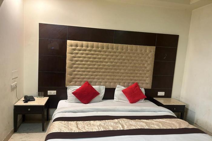 the metropolis guest house near rk ashram metro station
