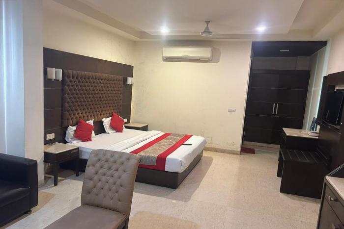the metropolis guest house near rk ashram metro station