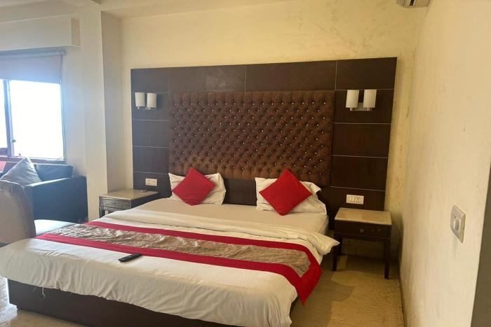 the metropolis guest house near rk ashram metro station