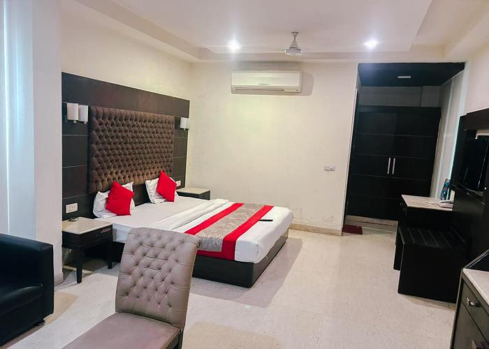 the metropolis guest house near rk ashram metro station