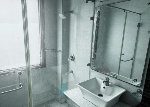 the metropolis guest house near rk ashram metro station