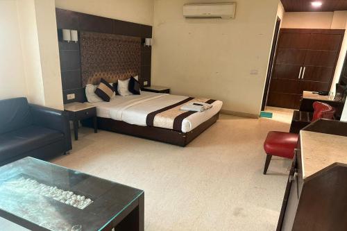 the metropolis guest house near rk ashram metro station