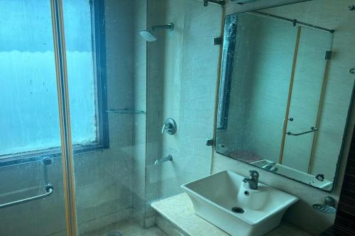 the metropolis guest house near rk ashram metro station