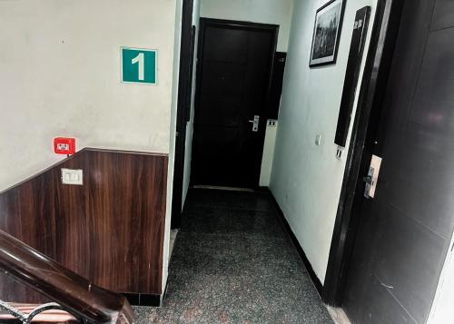 the metropolis guest house near rk ashram metro station