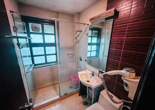 the metropolis guest house near rk ashram metro station