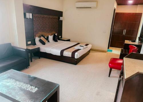 the metropolis guest house near rk ashram metro station