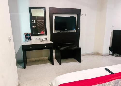 the metropolis guest house near rk ashram metro station