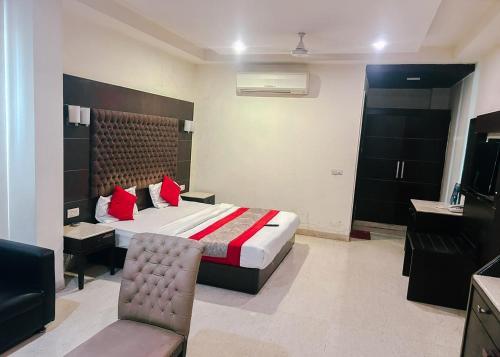 the metropolis guest house near rk ashram metro station