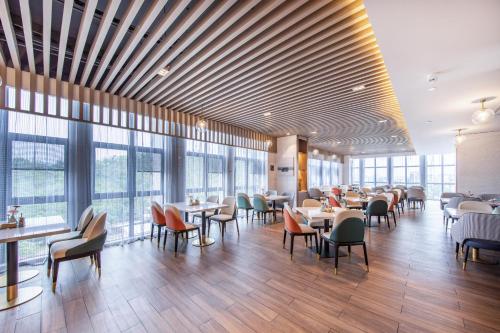atour hotel zhuhai tangjiawan campus town jinding plaza