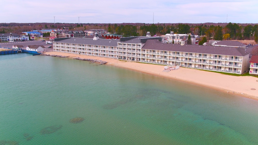 Hamilton Inn Select Beachfront Mackinaw City,Mackinaw City>>Cheboygan,3 star