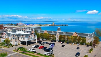 hamilton inn select beachfront mackinaw city