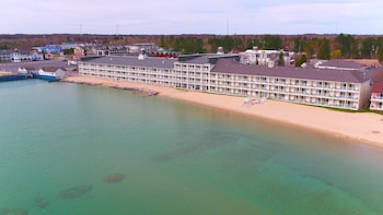 hamilton inn select beachfront mackinaw city